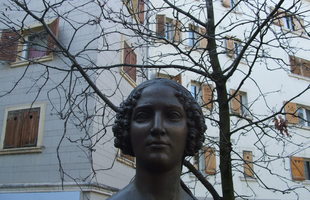 Statue of Róza Laborfalvi Jókainé