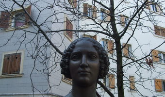 Statue of Róza Laborfalvi Jókainé (EN)